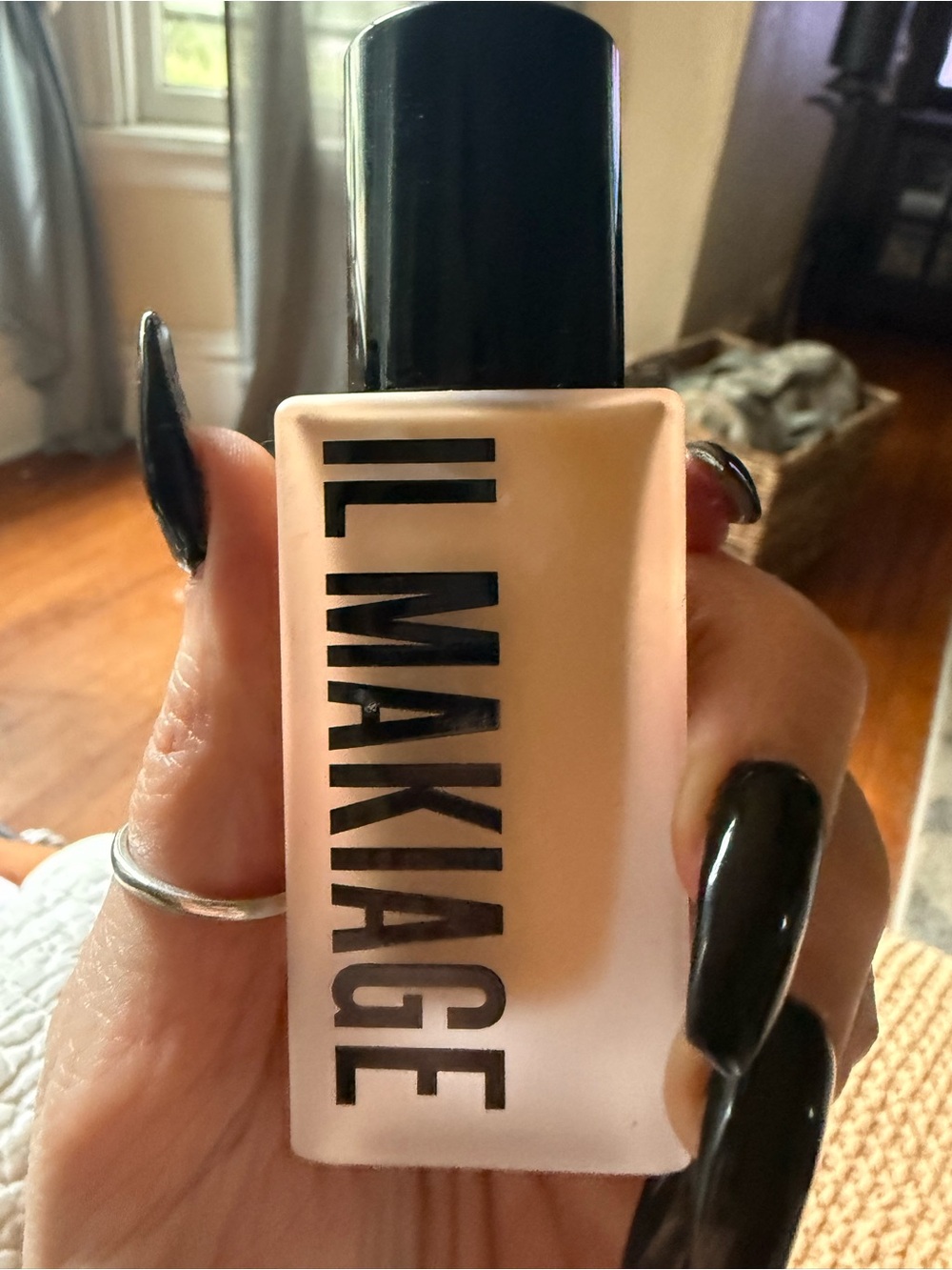IL MAKIAGE Liquid Foundation - Light Beige Bottle
